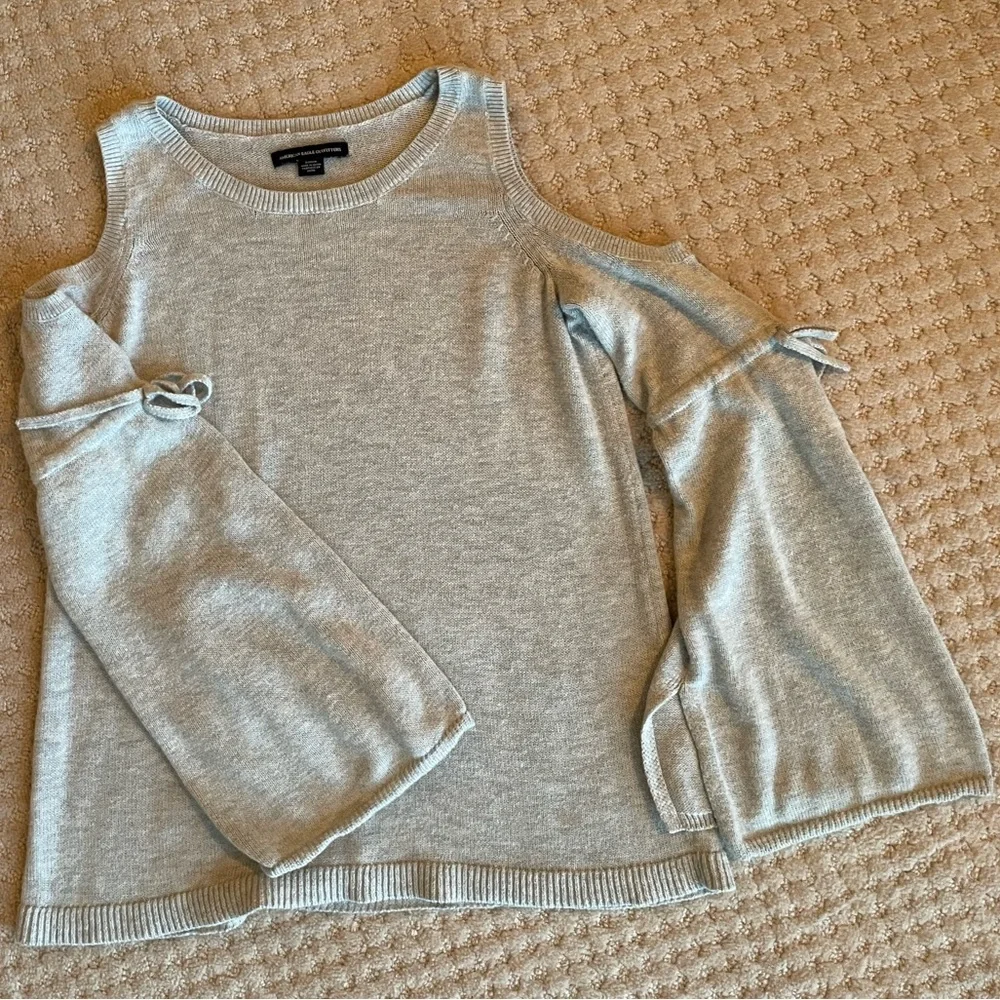 American Eagle Bell-Sleeve Cold-Shoulder Sweater Light Gray Small